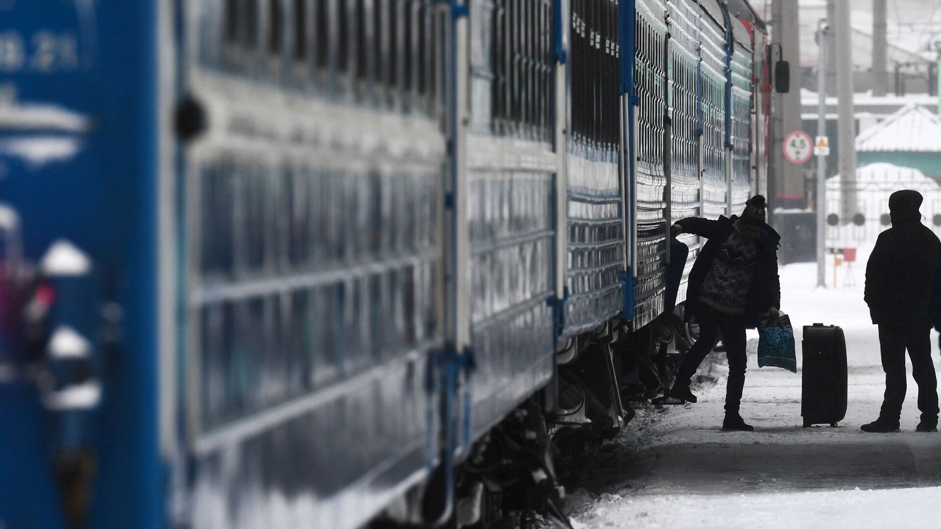 Пассажиры выходят из поезда. Архивное фото - Sputnik Кыргызстан, 1920, 17.02.2022