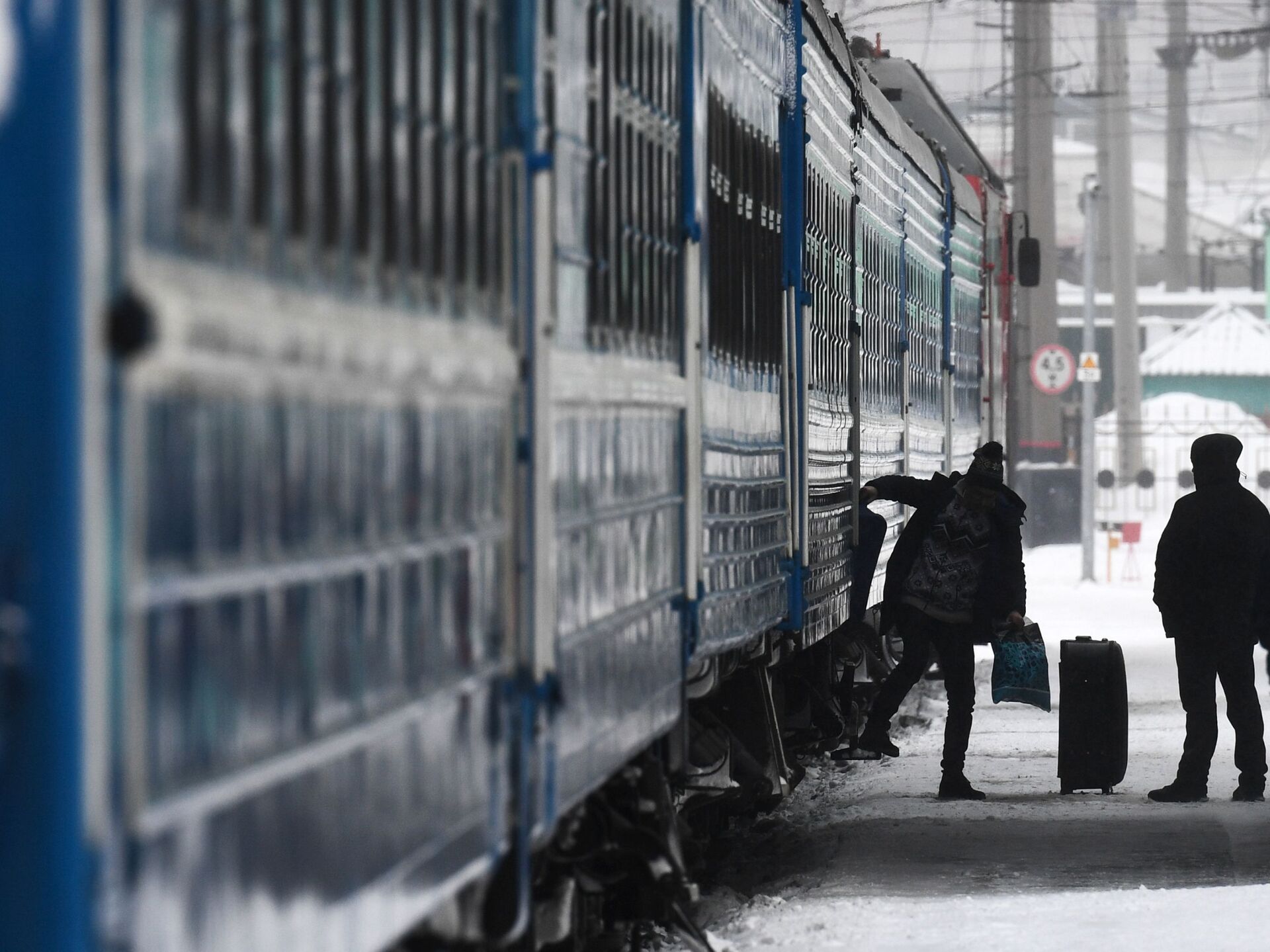 Ситуация на потребительском рынке пассажирских железнодорожных перевозок. Пассажир выходит из поезда. Китайские пассажирские поезда. Пассажиры – 25 февраля. Перевозка багажа.