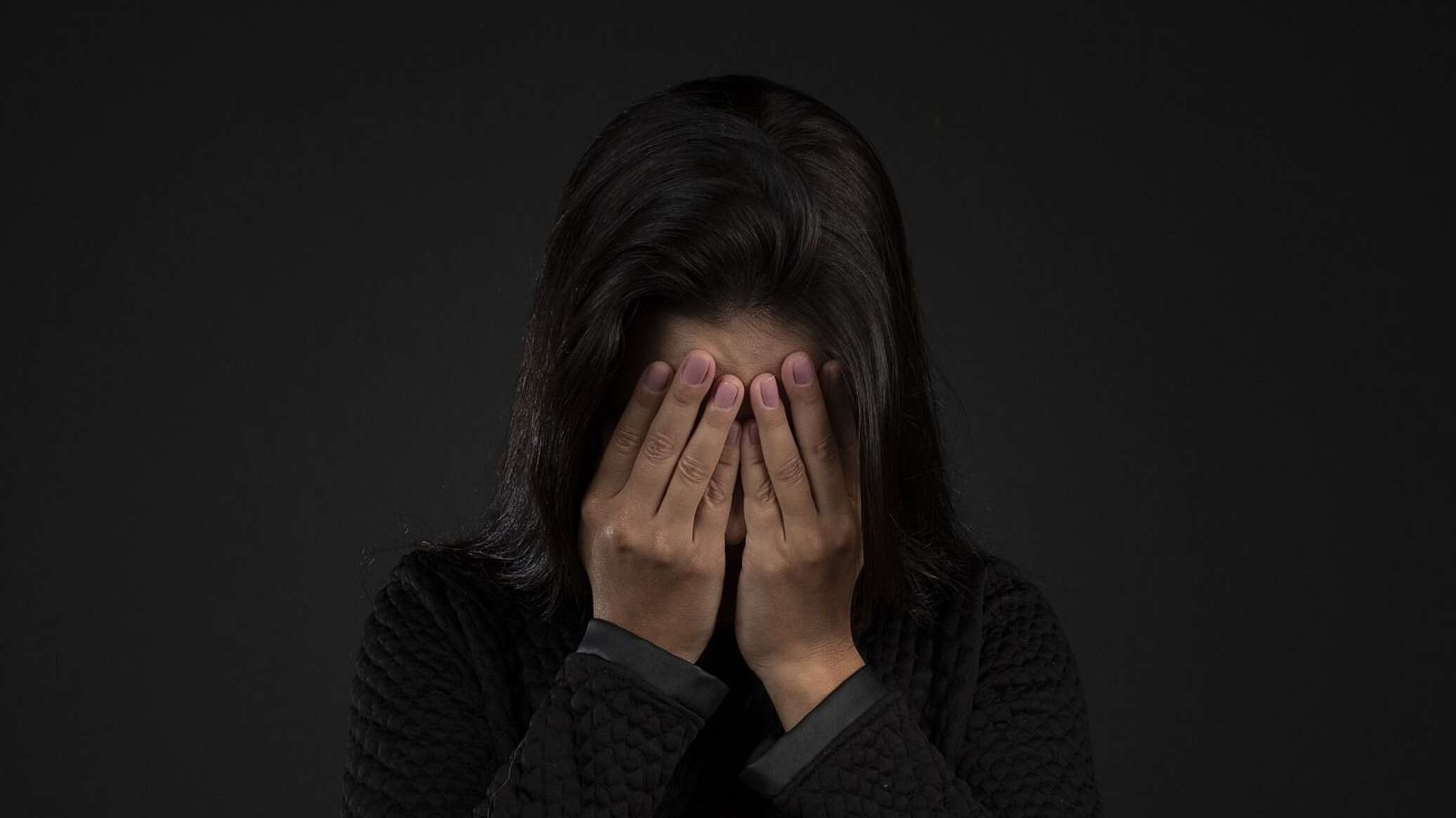 Закрывает лицо руками. Закрытое лицо руками что это. Закрытое лицо руками что это. Закрытое лицо руками что это. Отчаяние рука помощи.