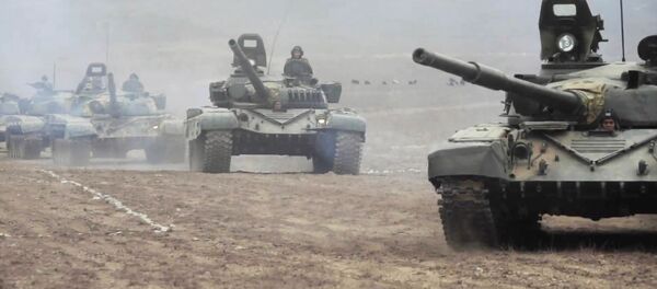 Курал кармаган аскерлер, тизилген техника. Кыргыз армиясынын даярдыгы видеодо - Sputnik Кыргызстан