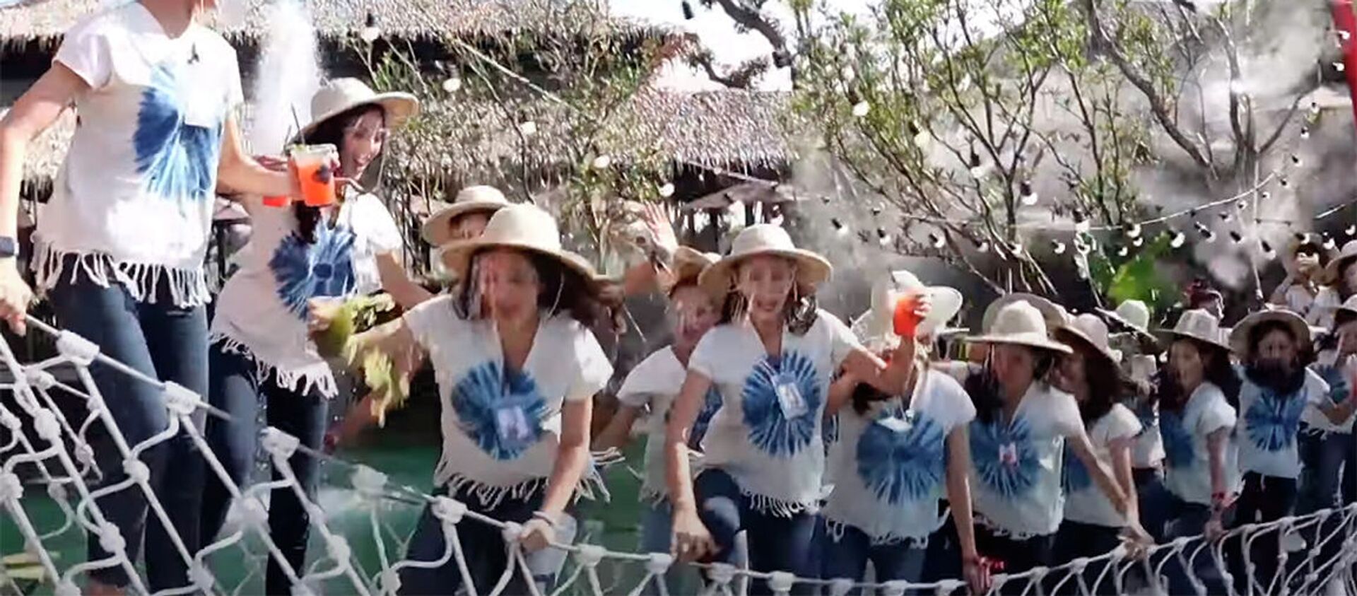 Участницы Мисс Таиланд свалились с моста в грязную воду. Видео - Sputnik Кыргызстан, 1920, 08.12.2020
