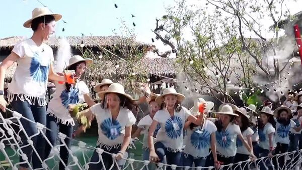 Участницы Мисс Таиланд свалились с моста в грязную воду. Видео - Sputnik Кыргызстан