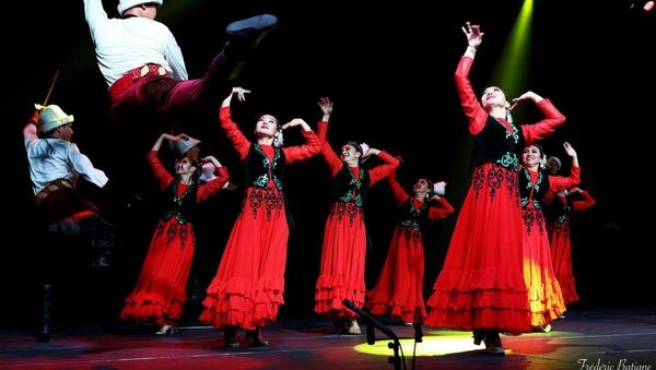Солисты Кыргызского государственного ансамбля танца Ак-Марал во время выступления. Архивное фото - Sputnik Кыргызстан