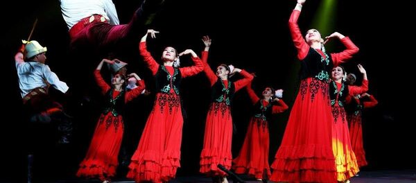 Солисты Кыргызского государственного ансамбля танца Ак-Марал во время выступления. Архивное фото Солисты Кыргызского государственного ансамбля танца Ак-Марал во время выступления. Архивное фото - Sputnik Кыргызстан