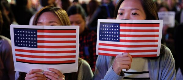 Девушки с флагами США. Архивное фото - Sputnik Кыргызстан