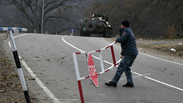 Полицейский возле контрольно-пропускного пункта на автомобильной дороге Варденис-Мартуни у населенного пункта Гетаван - Sputnik Кыргызстан