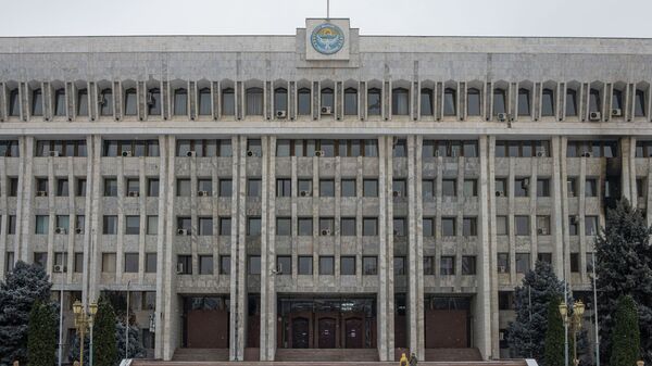 Здание белого дома (Жогорку Кенеша) в Бишкеке. Архивное фото - Sputnik Кыргызстан