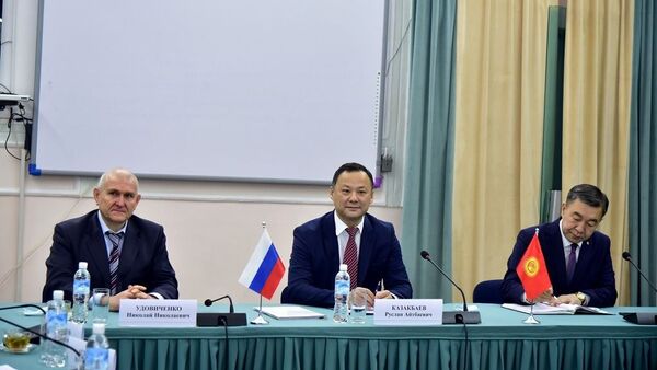Встреча министра иностранных дел КР Руслана Казакбаева с представителями ряда российских компаний и ассоциаций - Sputnik Кыргызстан