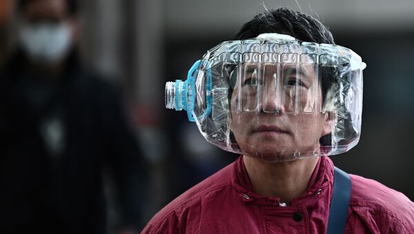 Мужчина с пластиковой бутылкой вместо маски на пешеходном мосту в Гонконге - Sputnik Кыргызстан