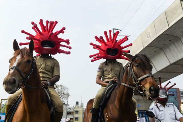 Индийские полицейские в шлемах в форме модели коронавируса во время локдауна в Секундерабаде - Sputnik Кыргызстан