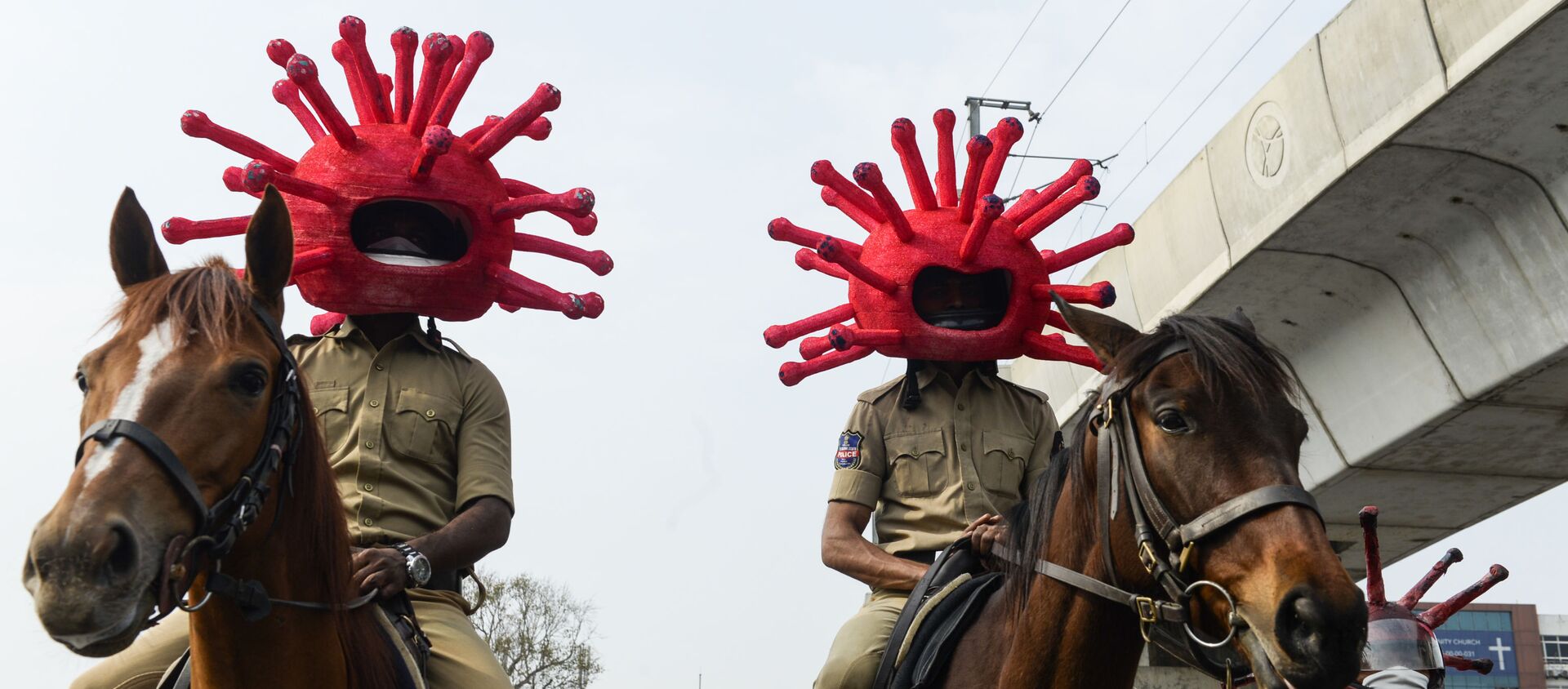 Индийские полицейские в шлемах в форме модели коронавируса. Архивное фото - Sputnik Кыргызстан, 1920, 23.06.2021