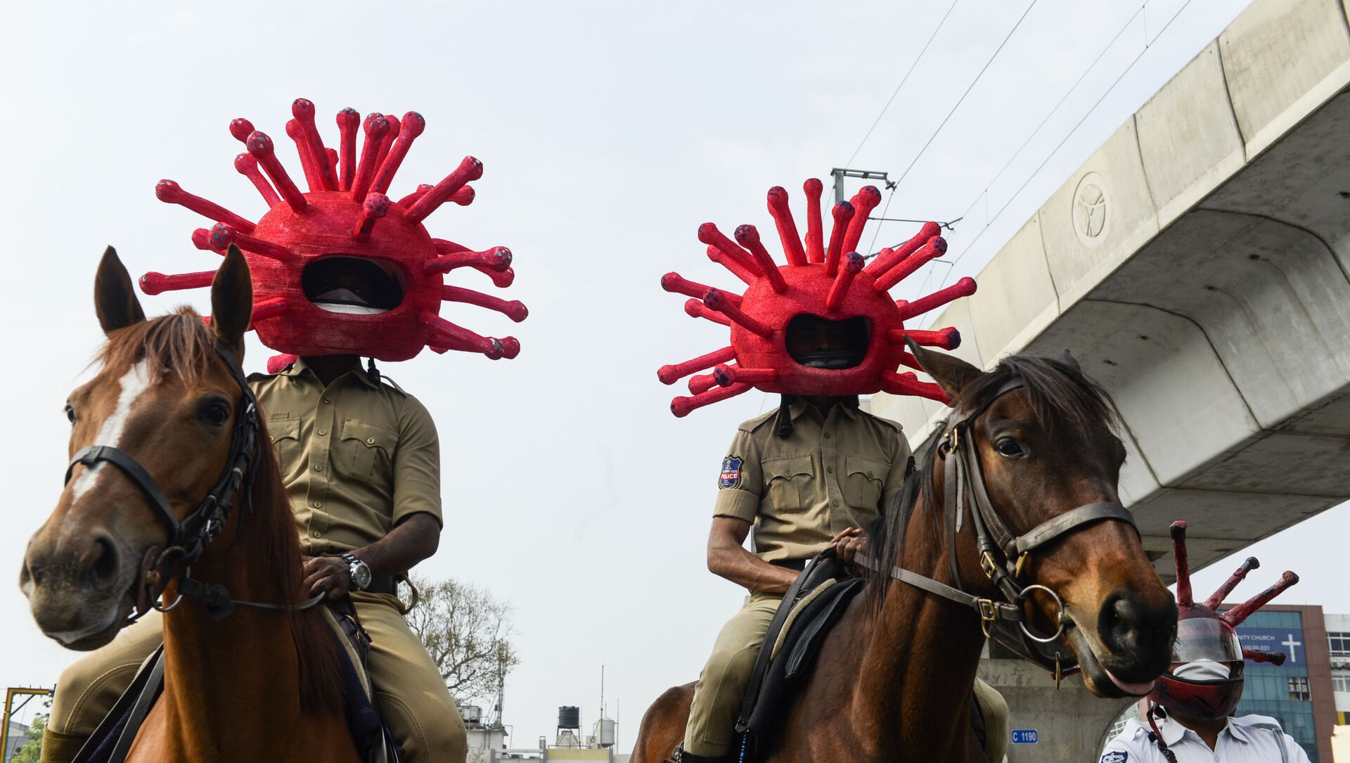 Индийские полицейские в шлемах в форме модели коронавируса. Архивное фото - Sputnik Кыргызстан, 1920, 23.06.2021