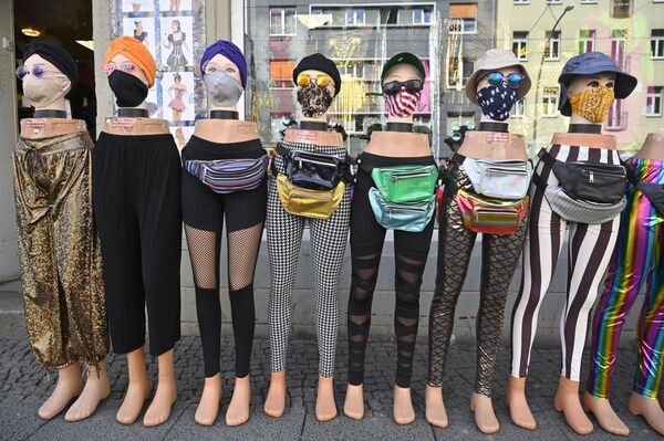 Манекены в лосинах и защитных масках перед магазином одежды в Берлине, Германия - Sputnik Кыргызстан