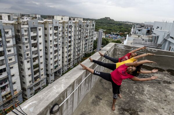 Инструкторы по йоге из Anahata Yoga Zone на террасе дома в Хайдарабаде, Индия  - Sputnik Кыргызстан