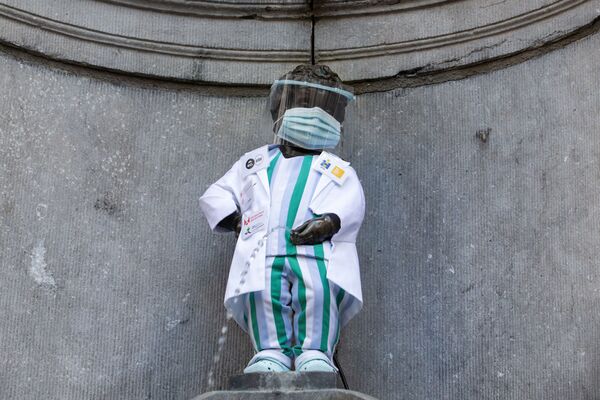 Статуя «Писающий мальчик» в защитной одежде медицинских работников в Брюсселе - Sputnik Кыргызстан