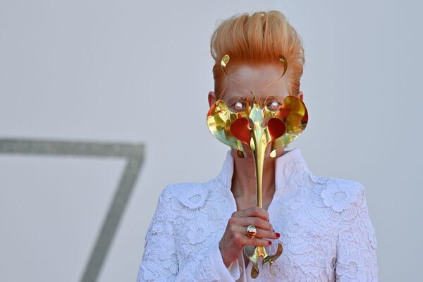 Британская актриса Тильда Суинтон в золотой маскарадной маске на Венецианском кинофестивале во время пандемии коронавируса - Sputnik Кыргызстан