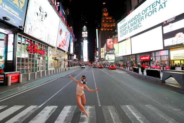 Балерина Эшли Монтегю в противогазе танцует на Манхэттене (Нью-Йорк, США) - Sputnik Кыргызстан