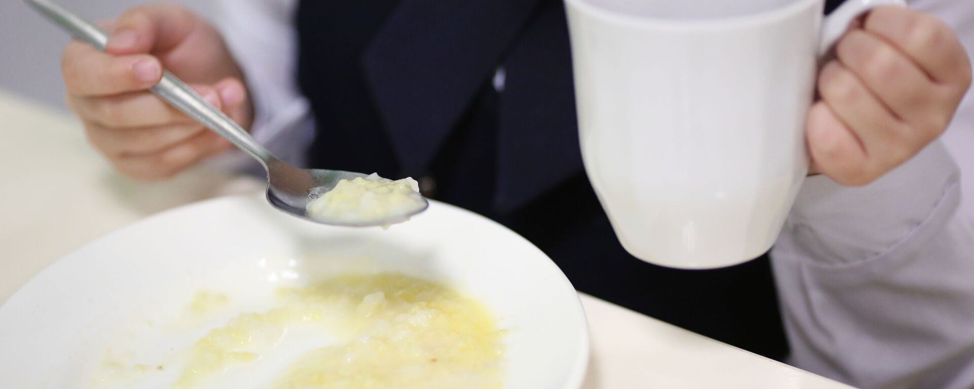 Школьник обедает в столовой. Архивное фото - Sputnik Кыргызстан, 1920, 04.02.2021