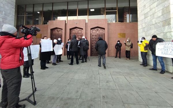 Возле Жогорку Кенеша проходит митинг, участники которого требуют роспуска шестого созыва парламента - Sputnik Кыргызстан