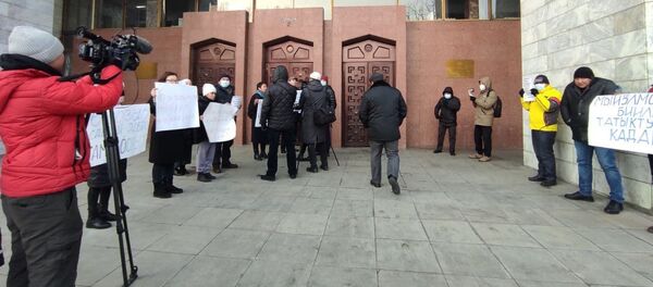 Жогорку Кеңештин имаратынын алдында  митинг - Sputnik Кыргызстан