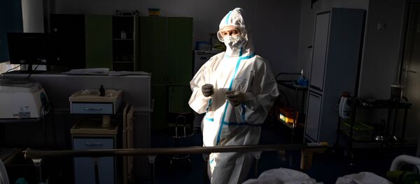 Медицинский сотрудник в отделении реанимации городской больницы. Архивное фото - Sputnik Кыргызстан