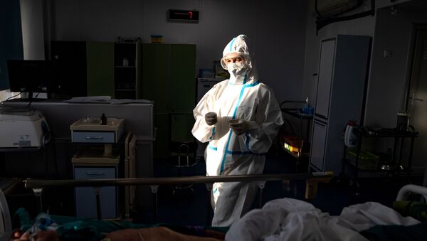 Медицинский сотрудник в отделении реанимации городской больницы. Архивное фото - Sputnik Кыргызстан