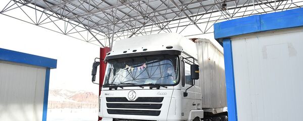 Чек ара көзөмөл пунктундагы жүк ташуучу унаа. Архив - Sputnik Кыргызстан