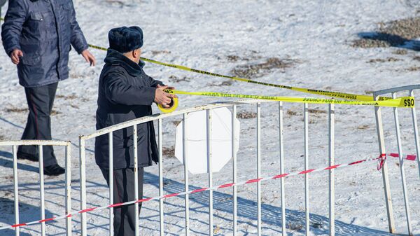 Бишкекте милиция кызматкери тосмо тасмасын тартып жатат. Архив - Sputnik Кыргызстан