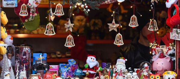 Киоск с новогодней атрибутикой. Архивное фото Киоск с новогодней атрибутикой. Архивное фото - Sputnik Кыргызстан