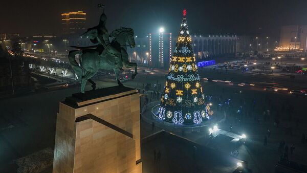 Ура! В Бишкеке зажгли новогоднюю елку — аэросъемка - Sputnik Кыргызстан