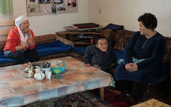 Молодожены Бурул и Улан с приемной мамой молодого человека Айгуль Такырбашевой - Sputnik Кыргызстан