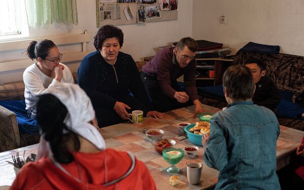 Ребята познакомились в интернате для людей с психоневрологическими проблемами - Sputnik Кыргызстан