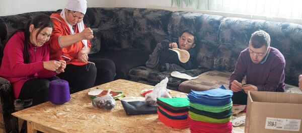 Дети Айгуль Такырбашевой и Жалила Асанова во время изготовления войлочных изделий - Sputnik Кыргызстан