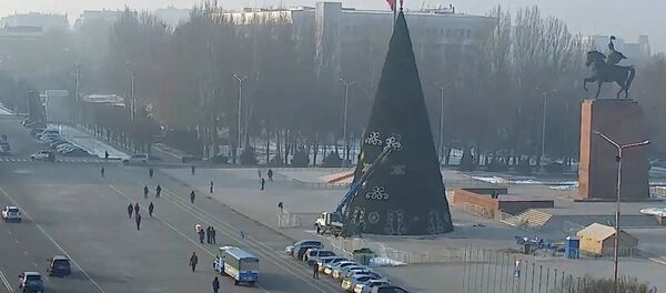 Видео установки главной елки КР, ускоренное в 100 раз - Sputnik Кыргызстан
