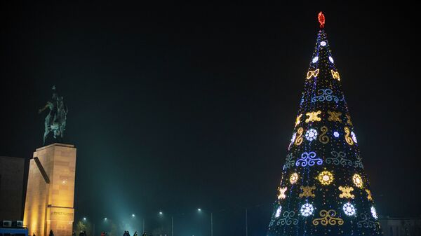Главная новогодняя елка на площади Ала-Тоо в Бишкеке. Архивное фото - Sputnik Кыргызстан