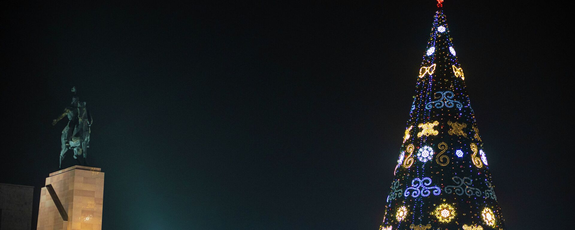 Главная новогодняя елка на площади Ала-Тоо в Бишкеке. Архивное фото - Sputnik Кыргызстан, 1920, 01.12.2021