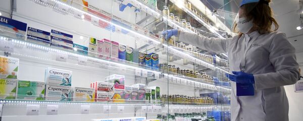Фармацевт раскладывает лекарства на витрину аптеки. Архивное фото - Sputnik Кыргызстан