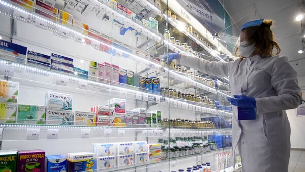 Фармацевт раскладывает лекарства на витрину аптеки. Архивное фото - Sputnik Кыргызстан