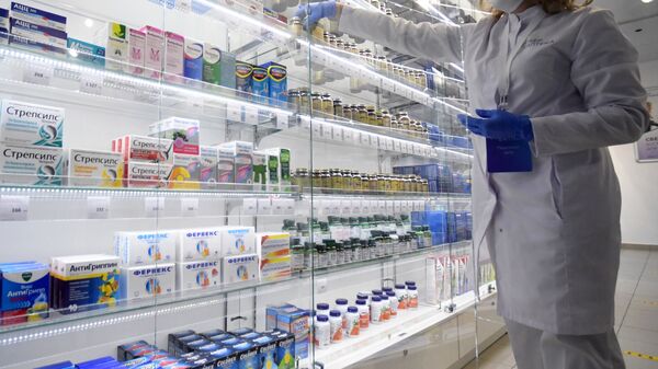 Фармацевт раскладывает лекарства в аптеке. Архивное фото  - Sputnik Кыргызстан