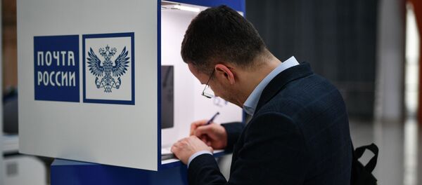 Мужчина на стенде Почты России. Архивное фото - Sputnik Кыргызстан