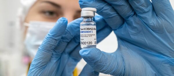 Медработник демонстрирует компонент 1 вакцины от коронавируса Спутник V. Архивное фото - Sputnik Кыргызстан