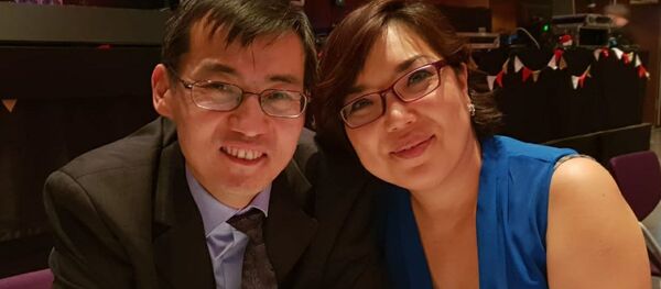 Австриянын Людвиг Больцман атындагы илим-изилдөө институтунун улук илимий кызматкери Бакытбек Эгемназаров жубайы менен - Sputnik Кыргызстан