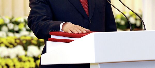 Чиновник приносит присягу. Архивное фото - Sputnik Кыргызстан