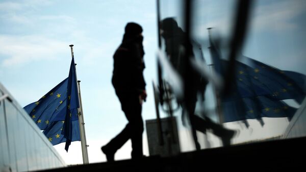 Мужчина возле штаб-квартиры Европейского Союза в Брюсселе. Архивное фото - Sputnik Кыргызстан