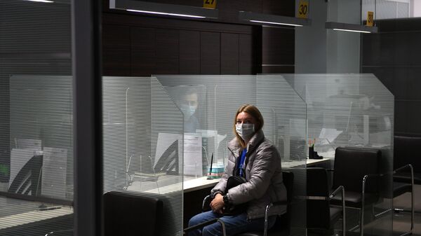 Девушка в отделении банка. Архивное фото - Sputnik Кыргызстан