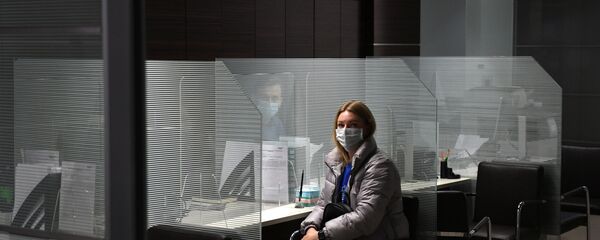 Девушка в отделении банка. Архивное фото - Sputnik Кыргызстан