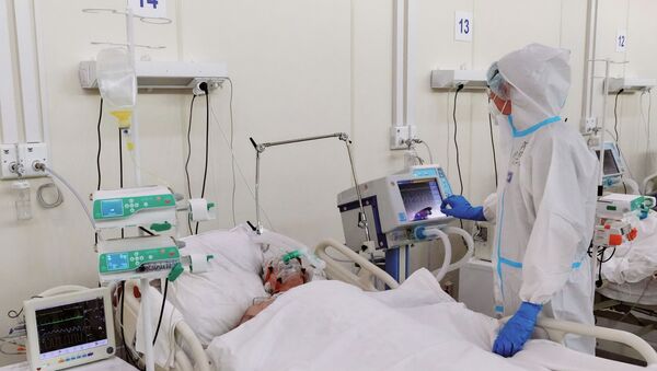 Медик у пациента в реанимационном блоке больницы - Sputnik Кыргызстан