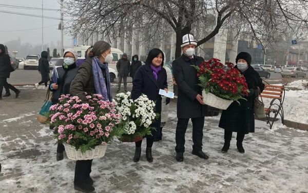 В Бишкеке состоялось возложение цветов к памятнику народного писателя КР Чингиза Айтматова - Sputnik Кыргызстан