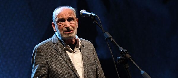 Актер Валентин Гафт во время выступления на сцене. Архивное фото - Sputnik Кыргызстан