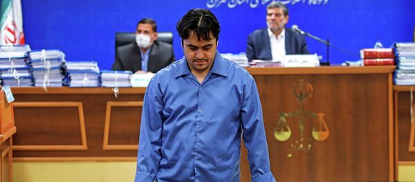 Рухолла Зам, журналист-диссидент во время суда в Тегеране (Иран)  - Sputnik Кыргызстан